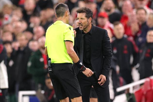 Fußball UEFA-Champions-League-Phase Liverpool gegen Atletico Madrid 17. September 2025 UEFA-Champions-League-Phase Liverpool gegen Atletico Madrid Schiedsrichter Maurizio Mariani und Atletico Madrids Trainer Diego Simeone streiten sich Foto Simon Stacpoole Abseits Liverpool UK  Copyright: xSimonxStacpoolexOffside