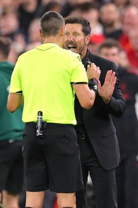 Fußball UEFA-Champions-League-Phase Liverpool gegen Atletico Madrid 17. September 2025 UEFA-Champions-League-Phase Liverpool gegen Atletico Madrid Schiedsrichter Maurizio Mariani und Atletico Madrids Trainer Diego Simeone streiten sich Foto Simon Stacpoole Abseits Liverpool UK  Copyright: xSimonxStacpoolexOffside