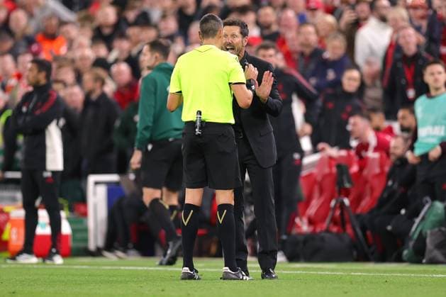 Fußball UEFA-Champions-League-Phase Liverpool gegen Atletico Madrid 17. September 2025 UEFA-Champions-League-Phase Liverpool gegen Atletico Madrid Schiedsrichter Maurizio Mariani und Atletico Madrids Trainer Diego Simeone streiten sich Foto Simon Stacpoole Abseits Liverpool UK  Copyright: xSimonxStacpoolexOffside