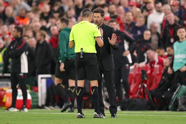 Fußball UEFA-Champions-League-Phase Liverpool gegen Atletico Madrid 17. September 2025 UEFA-Champions-League-Phase Liverpool gegen Atletico Madrid Schiedsrichter Maurizio Mariani und Atletico Madrids Trainer Diego Simeone streiten sich Foto Simon Stacpoole Abseits Liverpool UK  Copyright: xSimonxStacpoolexOffside