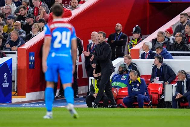 September 17, 2025, Liverpool, Liverpool, England: Diego Simeone, head coach of Atletico de Madrid looks on during the UEFA Champions League 2025 26 League Phase MD1 match between Liverpool FC and Atletico de Madrid at Anfield on September 17, 2025, in Liverpool, England. Liverpool England - ZUMAa181 20250917_zaa_a181_033 Copyright: xDennisxAgyemanx