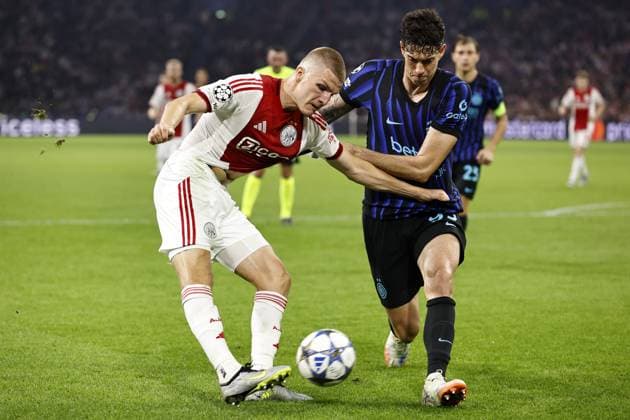 AMSTERDAM - (l-r) Anton Gaaei of Ajax, Alessandro Bastoni of FC Internazionale Milano during the UEFA Champions League match between AFC Ajax v FC Internazionale Milano at the Johan Cruijff ArenA on September 17, 2025 in Amsterdam, Netherlands. ANP Hollandse Hoogte Maurice van Steen UEFA Champions League 2025 26 xVIxANPxSportx xMauricexvanxSteenxIVx 536659392 originalFilename: 536659392.jpg