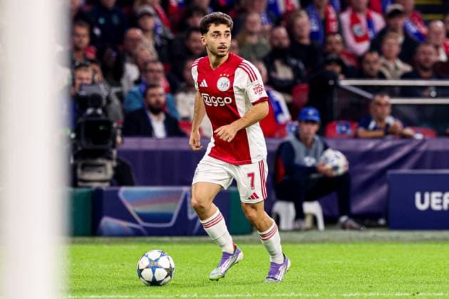 2025-09-17 AFC Ajax v FC Internazionale Milano - UEFA Champions League 2025 26 League Phase AMSTERDAM, NETHERLANDS - SEPTEMBER 17: Raul Moro of AFC Ajax dribbles during the UEFA Champions League 2025 26 League Phase match between AFC Ajax and FC Internazionale Milano at Johan Cruijff ArenA on September 17, 2025 in Amsterdam, Netherlands. Amsterdam Johan Cruijff ArenA Netherlands Content not available for redistribution in The Netherlands directly or indirectly through any third parties. Copyright: xBenxGalx