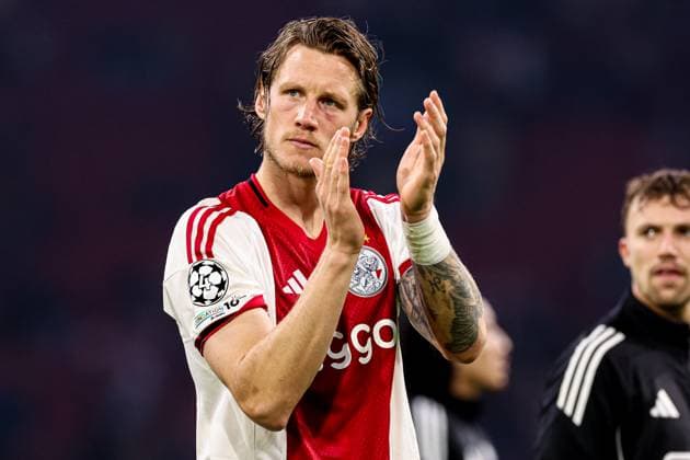 2025-09-17 AFC Ajax v FC Internazionale Milano - UEFA Champions League 2025 26 League Phase AMSTERDAM, NETHERLANDS - SEPTEMBER 17: Wout Weghorst of AFC Ajax thanks the fans during the UEFA Champions League 2025 26 League Phase match between AFC Ajax and FC Internazionale Milano at Johan Cruijff ArenA on September 17, 2025 in Amsterdam, Netherlands. Amsterdam Johan Cruijff ArenA Netherlands Content not available for redistribution in The Netherlands directly or indirectly through any third parties. Copyright: xBenxGalx