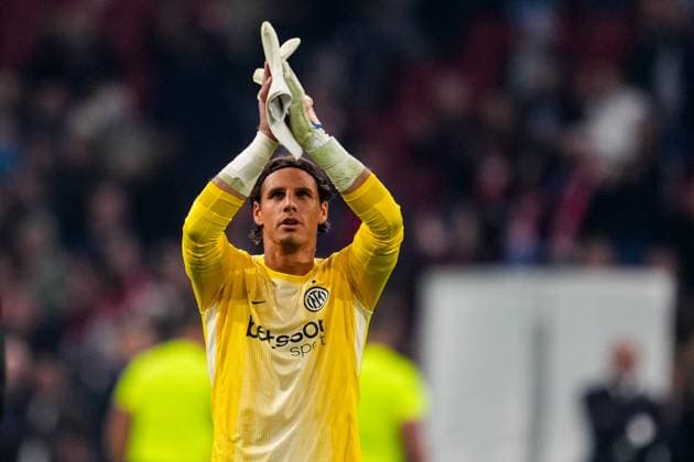 AMSTERDAM, NETHERLANDS - SEPTEMBER 17: FC Internazionale goalkeeper Yann Sommer applauds the fans after the UEFA Champions League 2025 26 League Phase MD1 match between AFC Ajax and FC Internazionale Milano at Johan Cruijff Arena on September 17, 2025 in Amsterdam, Netherlands. (Photo by Rene Nijhuis) SPO  Copyright: xRenexNijhuis