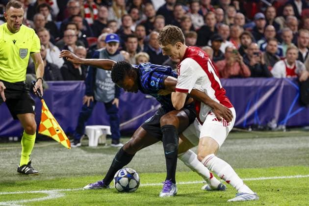 AMSTERDAM - (l-r) Denzel Dumfries of FC Internazionale Milano, Youri Baas of Ajax during the UEFA Champions League match between AFC Ajax and FC Internazionale Milano at the Johan Cruijff ArenA on September 17, 2025 in Amsterdam, Netherlands. ANP Hollandse Hoogte Maurice van Steen UEFA Champions League 2025 26 xVIxANPxSportx xMauricexvanxSteenxIVx 536662026 originalFilename: 536662026.jpg