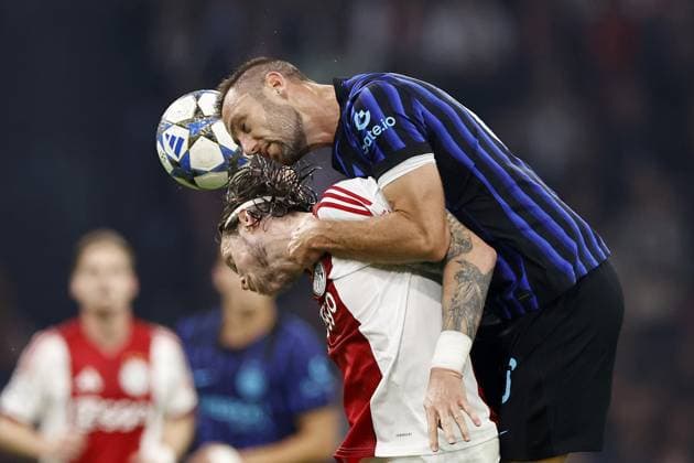 AMSTERDAM - (l-r) Wout Weghorst of Ajax, Stefan de Vrij of FC Internazionale Milano during the UEFA Champions League match between AFC Ajax and FC Internazionale Milano at the Johan Cruijff ArenA on September 17, 2025 in Amsterdam, Netherlands. ANP Hollandse Hoogte Maurice van Steen UEFA Champions League 2025 26 xVIxANPxSportx xMauricexvanxSteenxIVx 536662729 originalFilename: 536662729.jpg
