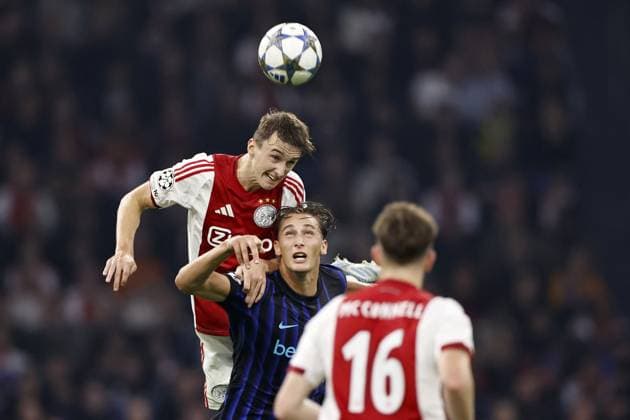 AMSTERDAM - (l-r) Youri Baas of Ajax, Pio Esposito of FC Internazionale Milano during the UEFA Champions League match between AFC Ajax and FC Internazionale Milano at the Johan Cruijff ArenA on September 17, 2025 in Amsterdam, Netherlands. ANP Hollandse Hoogte Maurice van Steen UEFA Champions League 2025 26 xVIxANPxSportx xMauricexvanxSteenxIVx 536662840 originalFilename: 536662840.jpg