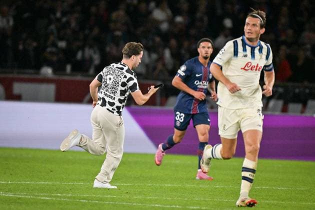 Champions League PSG vs Atalanta BC- Pitch invader - FA A pitch invader runs interromps the UEFA Champions League football match between Paris Saint-Germain and Atalanta BC at the Parc des Princes Stadium in Paris on September 17, 2025. Photo by Firas Abdullah ABACAPRESS.COM Paris Ile-de-France France  Copyright: xAbdullahxFiras ABACAx