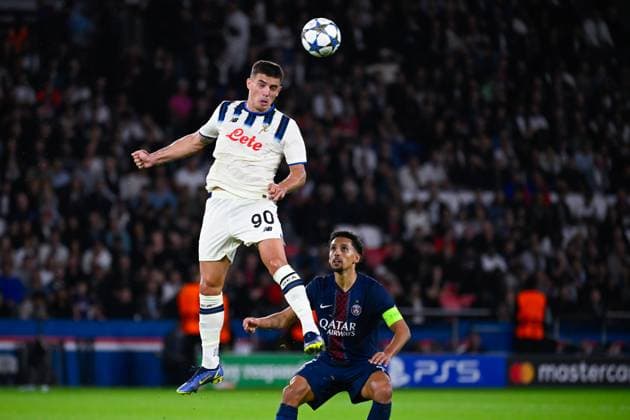 FOOTBALL : PSG vs Atalanta - Ligue des Champions - 17 09 2025 Nikola Krstovic ( 90 - Atalanta ) and Marquinhos ( 5 - PSG ) during the UEFA Champions League match between Paris Saint Germain and Atalanta BC at Parc Des Princes on September 17 , 2025 in Paris, France. ( Photo by Federico Pestellini PsnewZ ) - ParisFrance  Copyright: xFedericoxPestellinix