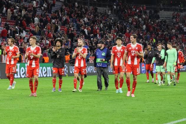 f l 9 Harry Kane, 6 Joshua Kimmich, 7 Serge Gnabry, 27 Konrad Laimer and colleagues FCB thank the fans at the end of the match Football FC Bayern Munich Chelsea FC UEFA Champions League 17 09 2025 Allianz Arena PHOTO Mladen Lackovic LakoPress