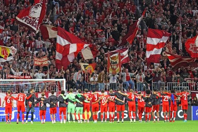 Team and fans FCB celebrate the CL victory, Ultra, Ultras, south curve, fan block, fan curve, atmosphere, cheering, at the end of the game, final cheer, football FC Bayern Munich Chelsea FC UEFA Champions League 17 09 2025 Allianz Arena PHOTO Mladen Lackovic LakoPress