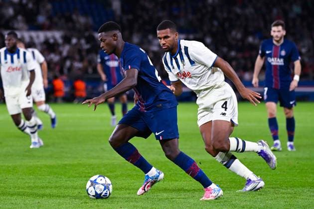FOOTBALL : PSG vs Atalanta - Ligue des Champions - 17 09 2025 TAVARES Nuno MENDES ( 25 - PSG ) and Isak Hien ( 4 - Atalanta ) during the UEFA Champions League match between Paris Saint Germain and Atalanta BC at Parc Des Princes on September 17 , 2025 in Paris, France. ( Photo by Federico Pestellini PsnewZ ) - ParisFrance  Copyright: xFedericoxPestellinix