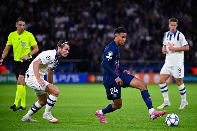 FOOTBALL : PSG vs Atalanta - Ligue des Champions - 17 09 2025 Senny Mayulu ( 24 - PSG ) and Marten de Roon ( 15 - Atalanta ) during the UEFA Champions League match between Paris Saint Germain and Atalanta BC at Parc Des Princes on September 17 , 2025 in Paris, France. ( Photo by Federico Pestellini PsnewZ ) - ParisFrance  Copyright: xFedericoxPestellinix