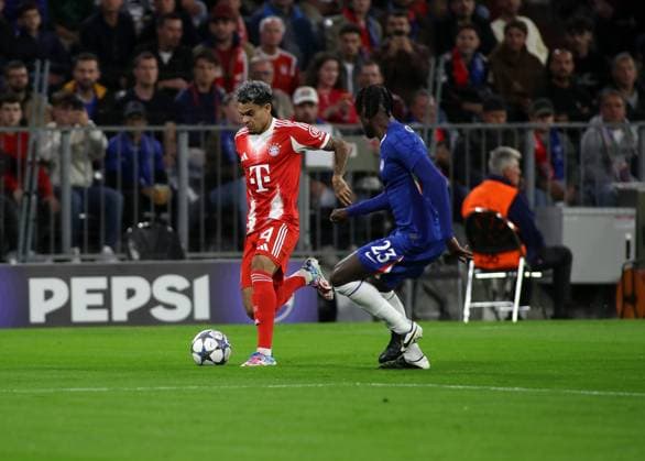 Football, Men, Champions League, Season 2025 2026, FC Bayern München FC Chelsea, Matchday 1, Allianz Arena Luis Diaz FC Bayern München left with Trevoh Chalobah FC Chelsea right in a duel for the ball, Attack