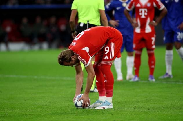 Football, Men, Champions League, Season 2025 2026, FC Bayern Munich FC Chelsea, Matchday 1, Allianz Arena Harry Kane FC Bayern Munich takes the ball for a penalty kick, penalty kick, here before the 2 0