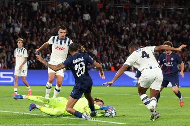 FOOTBALL : Paris Saint Germain Vs Atalanta - Ligue des Champions - 17 09 2025 Bradley Barcola (PSG) Vs Marco Carnesecchi (Atalanta) - Isak Hien (Atalanta) - Berat Djimsiti (Atalanta) ParisFrance  Copyright: xMichtofx