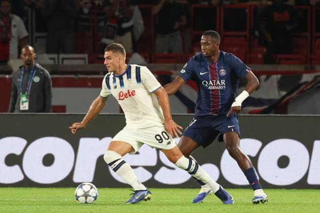 FOOTBALL : Paris Saint Germain Vs Atalanta - Ligue des Champions - 17 09 2025 Nikola Krstovic (Atalanta) Vs Willian Pacho (PSG) ParisFrance  Copyright: xMichtofx