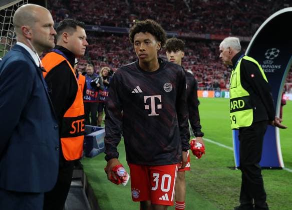 Football, Men, Champions League, Season 2025 2026, FC Bayern Munich FC Chelsea, Matchday 1, Allianz Arena Cassiano Kiala FC Bayern Munich on his way to the substitutes bench