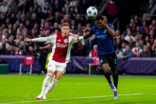 AMSTERDAM, NETHERLANDS - SEPTEMBER 17: Mika Godts of AFC Ajax and Denzel Dumfries of FC Internazionale compete for the headed ball during the UEFA Champions League 2025 26 League Phase MD1 match between AFC Ajax and FC Internazionale Milano at Johan Cruijff Arena on September 17, 2025 in Amsterdam, Netherlands. (Photo by Rene Nijhuis) SPO  Copyright: xRenexNijhuis