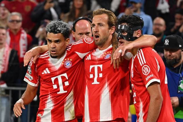 Goal celebration v re Aleksandar PAVLOVIC Bayern Muenchen ,Harry KANE Bayern Muenchen ,Luis DIAZ Bayern Muenchen , Cheering,Joy,Enthusiasm,Action Soccer Champions League,Season 2025 26 ,1 Matchday FC Bayern Muenchen FC Chelsea 3 1 on 17 09 2025 A L L I A N Z A R E N A