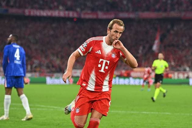 Goal celebration Harry KANE Bayern Muenchen after goal to 3 1 cheering,joy,enthusiasm,action,single picture,cropped single motif,half figure,half figure soccer Champions League,season 2025 26 ,1 matchday FC Bayern Muenchen FC Chelsea 3 1 on 17 09 2025 A L L I A N Z A R E N A