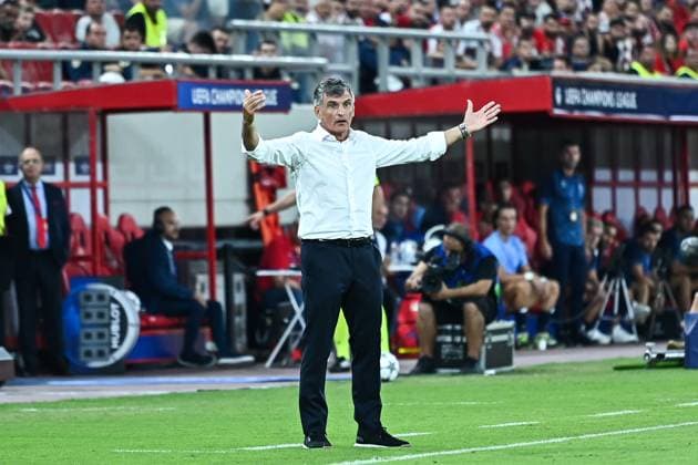 September 17, 2025, Piraeus, Piraeus, Greece: Head Coach JOSE LUIS MENDILIBAR of Olympiacos in action during the UEFA Champions League, League Phase, Matchday 1 game between Olympiacos and Paphos FC at Georgios Karaiskakis Stadium on September 17, 2025, in Piraeus, Greece. Piraeus Greece - ZUMAk160 20250917_zip_k160_005 Copyright: xStefanosxKyriazisx