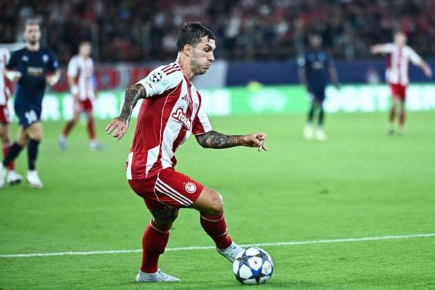 September 17, 2025, Piraeus, Piraeus, Greece: 27 GABRIEL STREFEZZA of Olympiacos in action during the UEFA Champions League, League Phase, Matchday 1 game between Olympiacos and Paphos FC at Georgios Karaiskakis Stadium on September 17, 2025, in Piraeus, Greece. Piraeus Greece - ZUMAk160 20250917_zip_k160_009 Copyright: xStefanosxKyriazisx
