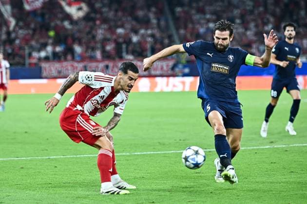 September 17, 2025, Piraeus, Piraeus, Greece: 22 CHIQUINHO of Olympiacos competes with 5 DAVID GOLDAR of Paphos FC during the UEFA Champions League, League Phase, Matchday 1 game between Olympiacos and Paphos FC at Georgios Karaiskakis Stadium on September 17, 2025, in Piraeus, Greece. Piraeus Greece - ZUMAk160 20250917_zip_k160_011 Copyright: xStefanosxKyriazisx