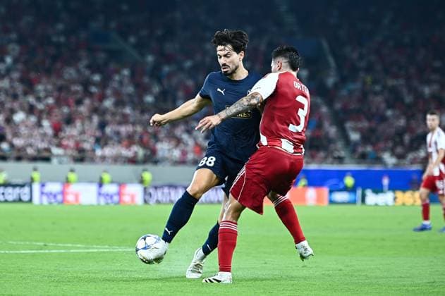 September 17, 2025, Piraeus, Piraeus, Greece: 3 FRANCISCO ORTEGA of Olympiacos competes with 88 PoÅ PoÅ of Paphos FC during the UEFA Champions League, League Phase, Matchday 1 game between Olympiacos and Paphos FC at Georgios Karaiskakis Stadium on September 17, 2025, in Piraeus, Greece. Piraeus Greece - ZUMAk160 20250917_zip_k160_017 Copyright: xStefanosxKyriazisx