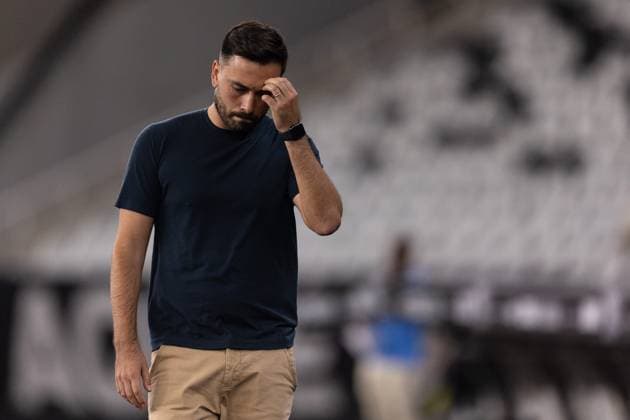 September 17, 2025, Rio De Janeiro, Rio De Janeiro, Brazil: RIO DE JANEIRO, BRAZIL - SEPTEMBER 17: DAVIDE ANCELOTTI, Head Coach of Botafogo, looks dejected prior to the match between Botafogo and Mirassol as part of Brasileirao 2025 at Estadio Olimpico Nilton Santos on September 17, 2025 in Rio de Janeiro, Brazil. Rio De Janeiro Brazil - ZUMAc227 20250917_zsp_c227_025 Copyright: xRuanoxCarneirox