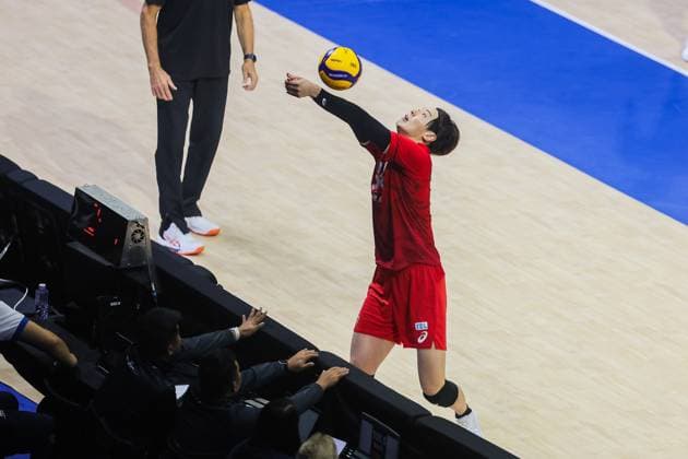(250918) -- QUEZON CITY, Sept. 18, 2025 -- Eiro Motoki of Japan tries to save the ball during the pool G match between Japan and Libya at the FIVB Men s World Championship, WM, Weltmeisterschaft 2025 in Quezon City, the Philippines, on Sept. 17, 2025. ) (SP)THE PHILIPPINES-QUEZON CITY-VOLLEYBALL-FIVB MEN S WORLD CHAMPIONSHIP 2025-JPN VS LBA RouellexUmali 