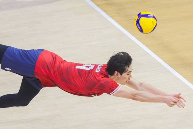 (250918) -- QUEZON CITY, Sept. 18, 2025 -- Lim Sungjin of South Korea tries to save the ball during the pool C match between Finland and South Korea at the FIVB Men s World Championship, WM, Weltmeisterschaft 2025 in Quezon City, the Philippines, on Sept. 18, 2025. ) (SP)THE PHILIPPINES-QUEZON CITY-VOLLEYBALL-FIVB MEN S WORLD CHAMPIONSHIP 2025-FIN VS KOR RouellexUmali 