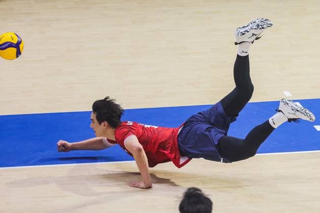 (250918) -- QUEZON CITY, Sept. 18, 2025 -- Lim Sungjin of South Korea tries to save the ball during the pool C match between Finland and South Korea at the FIVB Men s World Championship, WM, Weltmeisterschaft 2025 in Quezon City, the Philippines, on Sept. 18, 2025. ) (SP)THE PHILIPPINES-QUEZON CITY-VOLLEYBALL-FIVB MEN S WORLD CHAMPIONSHIP 2025-FIN VS KOR RouellexUmali 