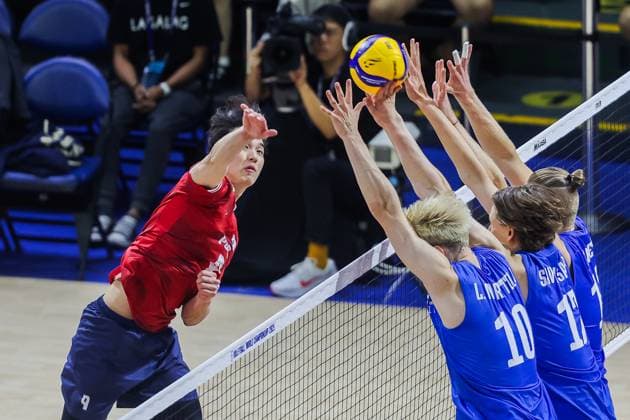(250918) -- QUEZON CITY, Sept. 18, 2025 -- Lim Sungjin (1st L) of South Korea spikes the ball during the pool C match between Finland and South Korea at the FIVB Men s World Championship, WM, Weltmeisterschaft 2025 in Quezon City, the Philippines, on Sept. 18, 2025. ) (SP)THE PHILIPPINES-QUEZON CITY-VOLLEYBALL-FIVB MEN S WORLD CHAMPIONSHIP 2025-FIN VS KOR RouellexUmali 