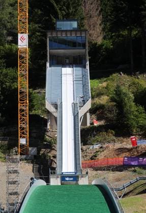 FIS Sommer Grand-Prix, Skispringen, Skijumping, Worldcup, Weltcup, Herren, Predazzo, Val di Fiemme, Trampolino dal Ben Hier der Blick auf die neu gebauten Skisprungschanzen, Olympischanzen in Predazzo, Skispringen, Mattenschanze, hier der Anlaufturm der HS 143 *** FIS Summer Grand Prix, ski jumping, skijumping, World Cup, World Cup, men, Predazzo, Val di Fiemme, Trampolino dal Ben Here the view of the newly built ski jumping hills, Olympic hills in Predazzo, ski jumping, plastic covered hill, here the inrun tower of HS 143