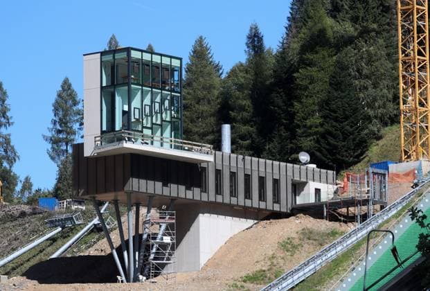 FIS Sommer Grand-Prix, Skispringen, Skijumping, Worldcup, Weltcup, Herren, Predazzo, Val di Fiemme, Trampolino dal Ben Hier der Blick auf den neu gebauten Kampfrichterturm im Skistadion in Predazzo, Wertungsrichter, Jury *** FIS Summer Grand Prix, Ski Jumping, Skijumping, World Cup, World Cup, Men, Predazzo, Val di Fiemme, Trampolino dal Ben Here is the view of the newly built judges tower in the ski stadium in Predazzo, judges, jury