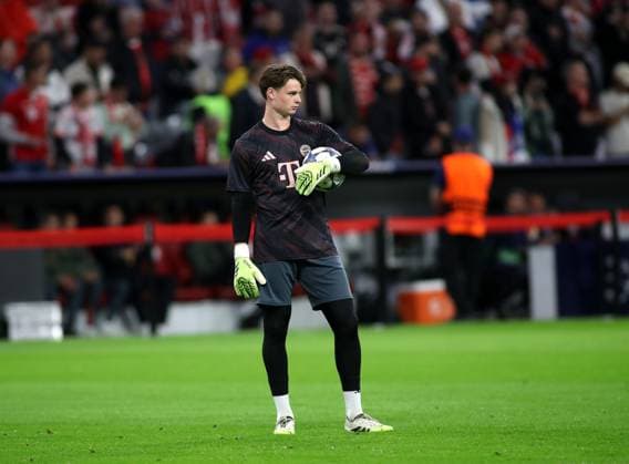 Football, Men, Champions League, Season 2025 2026, FC Bayern Munich FC Chelsea, Matchday 1, Allianz Arena Jonas Urbig FC Bayern Munich standing with a ball in his left arm, here warming up
