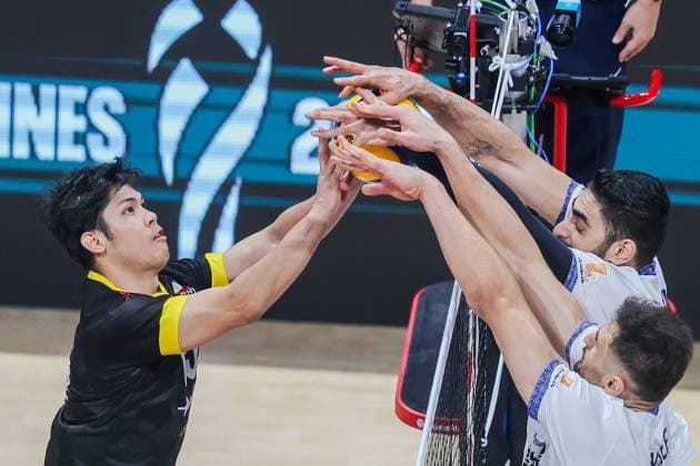 (250918) -- PASAY CITY, Sept. 18, 2025 -- Marck Jesus Espejo (L) of the Philippines competes during the pool A match between Iran and the Philippines at the FIVB Men s World Championship, WM, Weltmeisterschaft 2025 in Pasay City, the Philippines, on Sept. 18, 2025. ) (SP)THE PHILIPPINES-PASAY CITY-VOLLEYBALL-FIVB MEN S WORLD CHAMPIONSHIP 2025 ROUELLExUMALI 