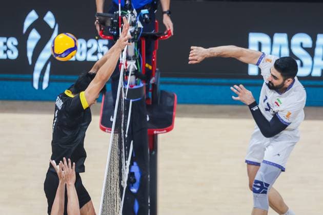 (250918) -- PASAY CITY, Sept. 18, 2025 -- Ali Hajipour MoghadDam FaroUji (R) of Iran competes during the pool A match between Iran and the Philippines at the FIVB Men s World Championship, WM, Weltmeisterschaft 2025 in Pasay City, the Philippines, on Sept. 18, 2025. ) (SP)THE PHILIPPINES-PASAY CITY-VOLLEYBALL-FIVB MEN S WORLD CHAMPIONSHIP 2025 ROUELLExUMALI 