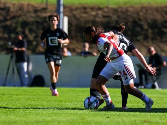 WOMEN SOCCER - EC, Sturm vs Ajax BAD SCHWANBERG,AUSTRIA,18.SEP.25 - WOMEN SOCCER - UEFA Women s Europa Cup, SK Sturm Graz vs Ajax Amsterdam, qualification. Image shows Daliyah de Klonia (Ajax) and Linda Popofsits (Sturm).  GEPAxpictures xJamesxDoak
