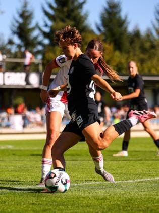 WOMEN SOCCER - EC, Sturm vs Ajax BAD SCHWANBERG,AUSTRIA,18.SEP.25 - WOMEN SOCCER - UEFA Women s Europa Cup, SK Sturm Graz vs Ajax Amsterdam, qualification. Image shows Leonie Tragl (Sturm) and Mirte van Koppen (Ajax).  GEPAxpictures xJamesxDoak