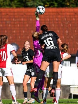 WOMEN SOCCER - EC, Sturm vs Ajax BAD SCHWANBERG,AUSTRIA,18.SEP.25 - WOMEN SOCCER - UEFA Women s Europa Cup, SK Sturm Graz vs Ajax Amsterdam, qualification. Image shows Regina van Eijk (Ajax) and Linda Popofsits (Sturm).  GEPAxpictures xJamesxDoak