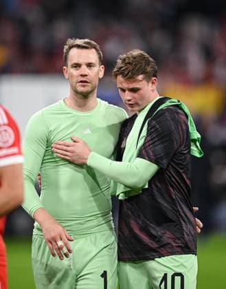 FOOTBALL CHAMPIONS LEAGUE SEASON 2025 2026 Preliminary Round 1 Matchday 17 09 2025 FC Bayern Muenchen FC Chelsea London Goalkeeper Manuel Neuer left, FC Bayern Muenchen hugged by goalkeeper Jonas Urbig right, FC Bayern Muenchen