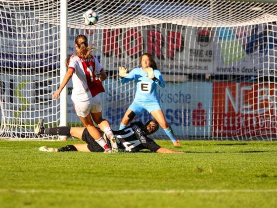 WOMEN SOCCER - EC, Sturm vs Ajax BAD SCHWANBERG,AUSTRIA,18.SEP.25 - WOMEN SOCCER - UEFA Women s Europa Cup, SK Sturm Graz vs Ajax Amsterdam, qualification. Image shows Mirte van Koppen (Ajax), Maria Kunstek (Sturm) and Vanessa Gritzner (Sturm).  GEPAxpictures xJamesxDoak