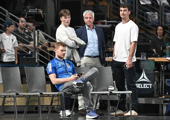 18 09 2025, xlakx, Handball, EHF Champions League, Fuechse Berlin Aalborg Handbold v l Maximilian Rinderle Fuechse Berlin Co Trainer , Nils Lichtlein Fuechse Berlin , Frank Steffel President of Fuechse Berlin, Lukas Herburger Fuechse Berlin injured Berlin Daniel Lakomski