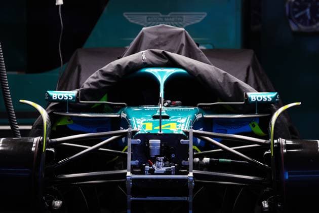F1 - AZERBAIJAN GRAND PRIX 2025 14 ALONSO Fernando (spa), Aston Martin F1 Team AMR24, illustration garage, box, car cover during the 2025 Formula 1 Qatar Airways Azerbaijan Grand Prix, 17th round of the 2025 FIA Formula One World Championship, WM, Weltmeisterschaft from September 19 to 21, 2025 on the Baku City Circuit, in Baku, Azerbaijan - BakuAzerbaijan Copyright: xANTONINxVINCENTx