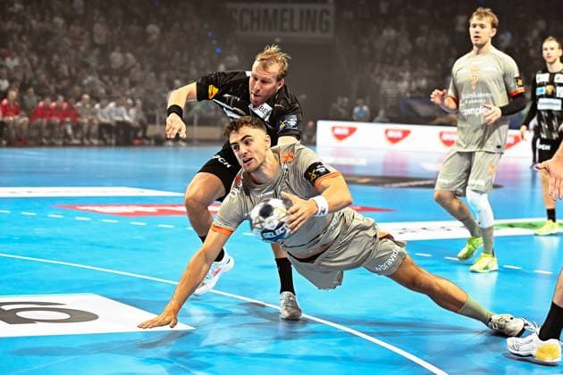 18 09 2025, xlakx, Handball, EHF Champions League, Fuechse Berlin Aalborg Handbold v l Max Darj Fuechse Berlin , Mads Hoxer Aalborg Handbold duel, duel, fight, tackle Berlin Daniel Lakomski