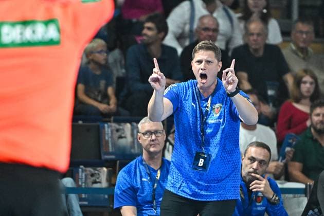 18 09 2025, xlakx, Handball, EHF Champions League, Fuechse Berlin Aalborg Handbold v l Nicolej Krickau Fuechse Berlin coach gives instructions, gesticulates with arms, gesticulate, gives instructions Berlin Daniel Lakomski