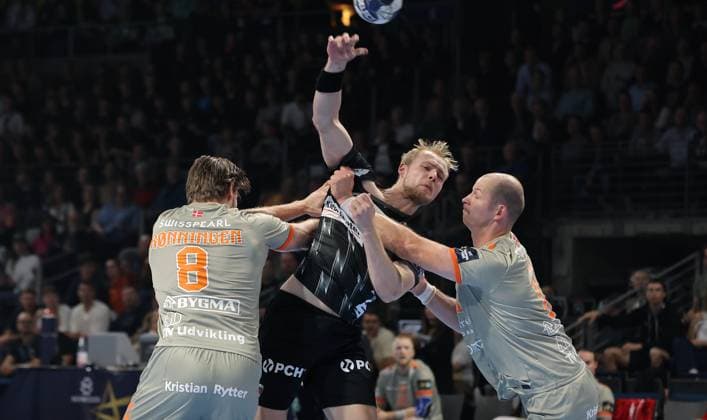 Vetle Roenningen, Matthes Langhoff on the ball, Simon Hald duel Match scene Action Sport Handball CL Champions League Champions League Men 2 Matchday Season 2025 2026 18 09 2025 Füchse Berlin vs Aalborg Handbold at Max Schmeling Halle